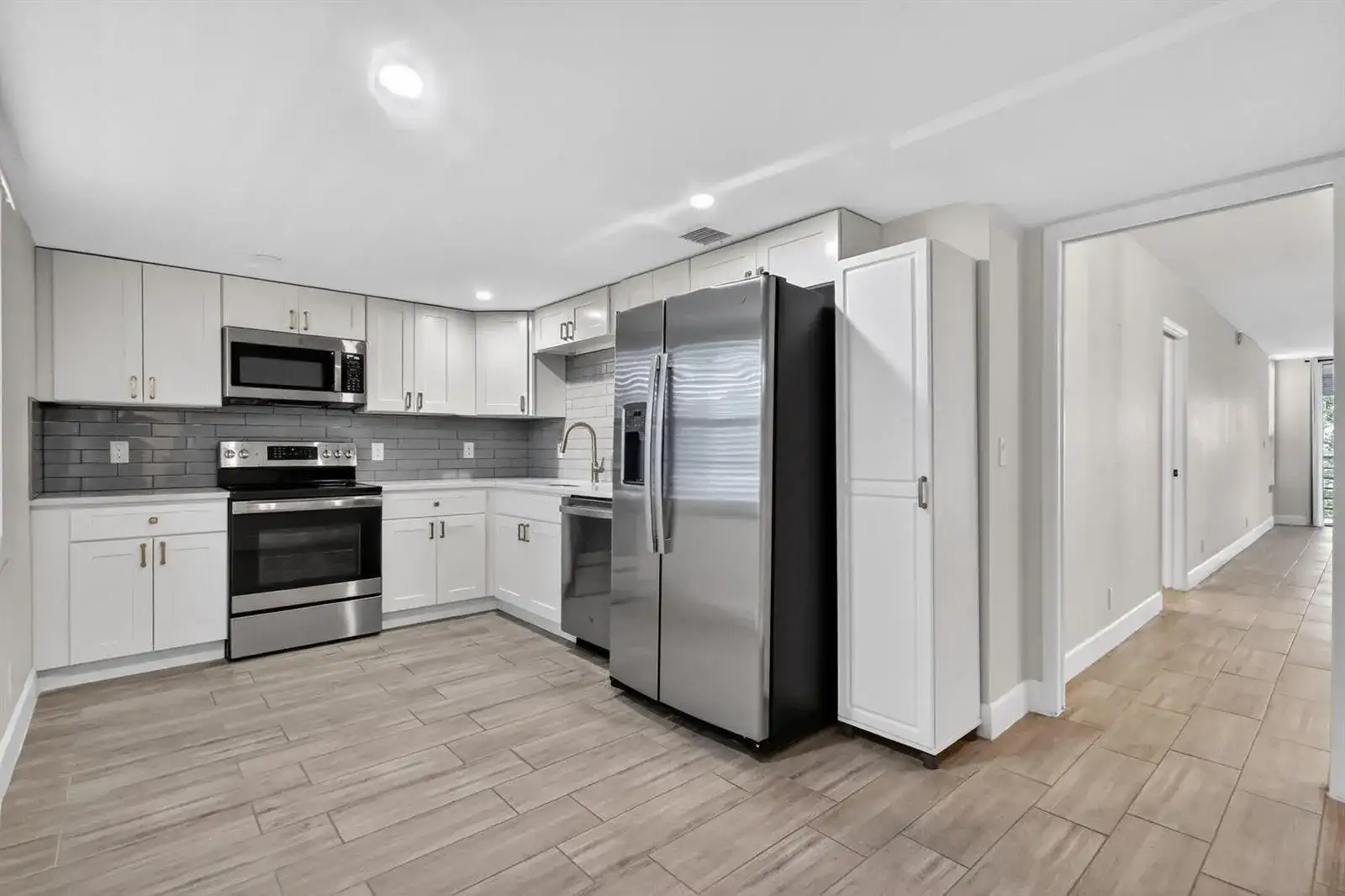 545 Oaks Lane # 409, Pompano Beach FL 33069 photo 2