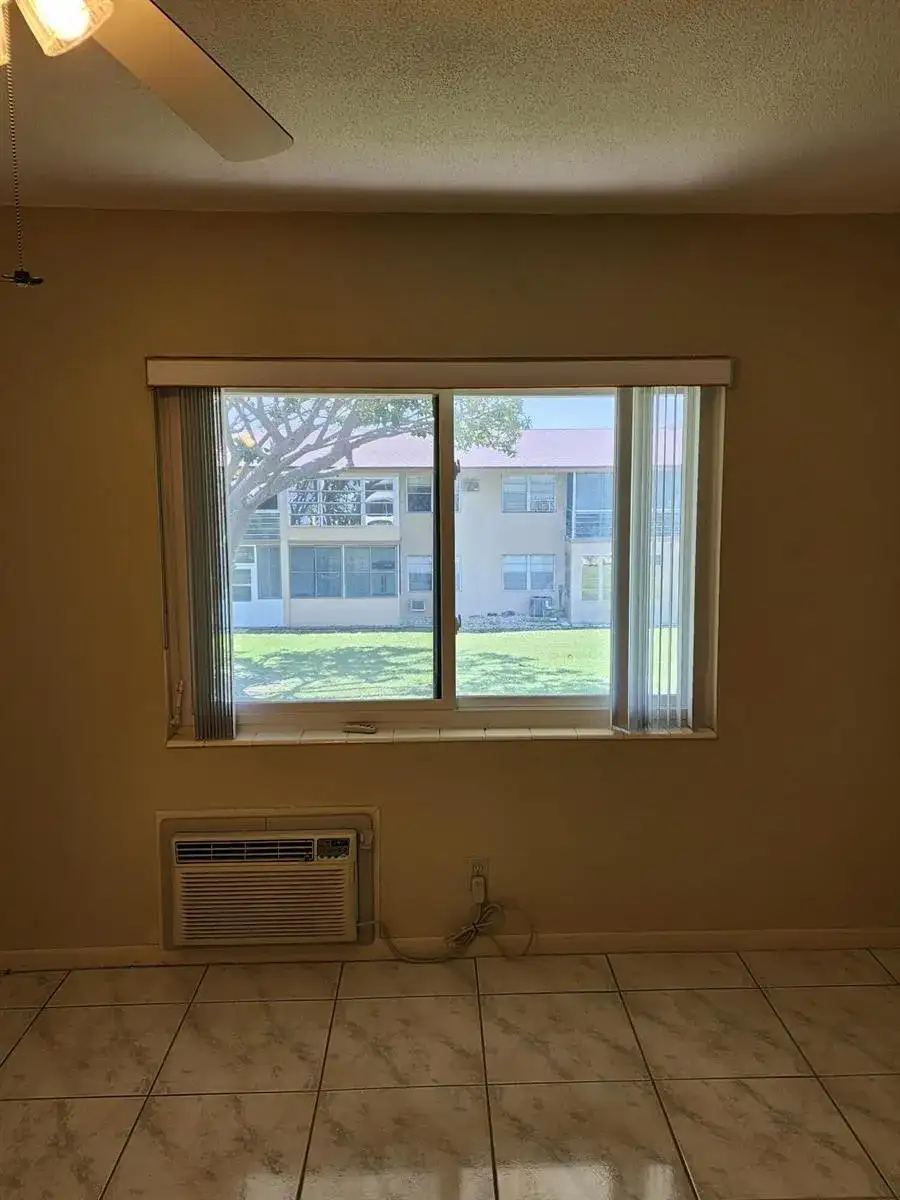 239 Coventry J, West Palm Beach FL 33417 photo 4