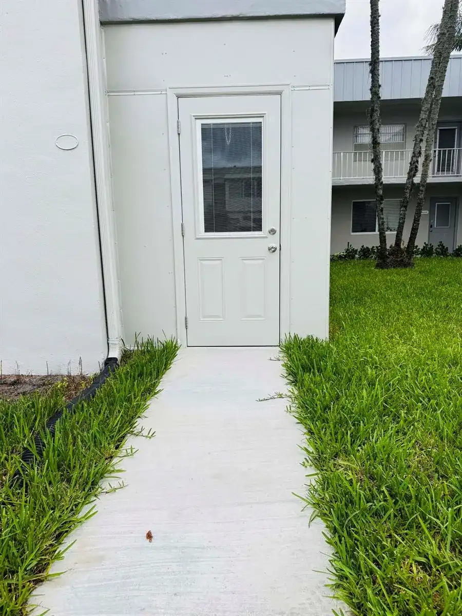 293 Flanders G, Delray Beach FL 33484 photo 2