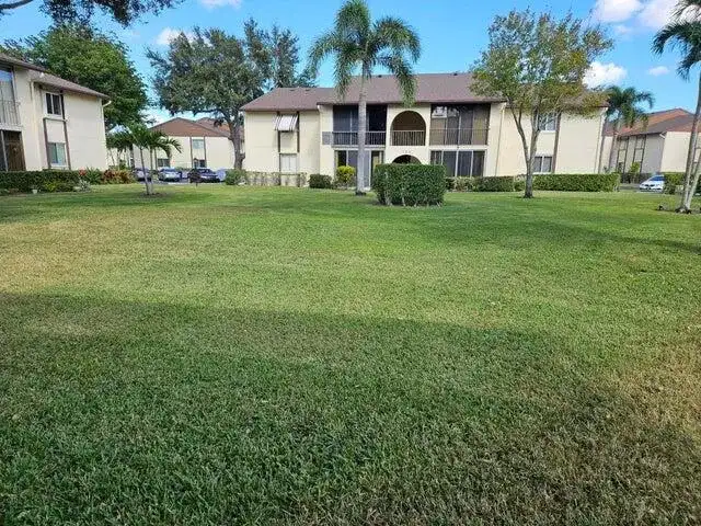 105 Lake Pine Circle # 2, FL 33463 photo 2