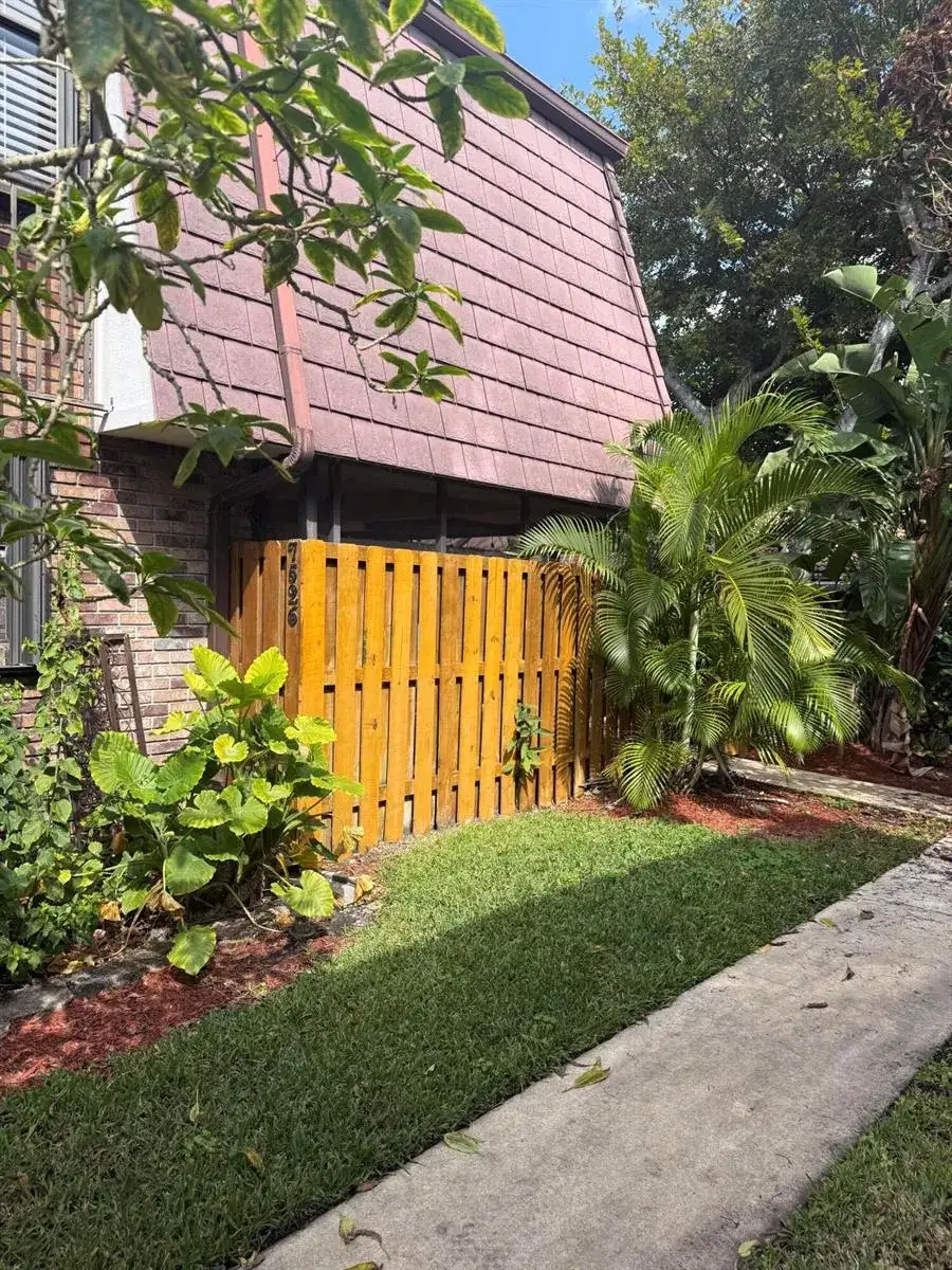 7526 Courtyard Run E, Boca Raton FL 33433 photo 2