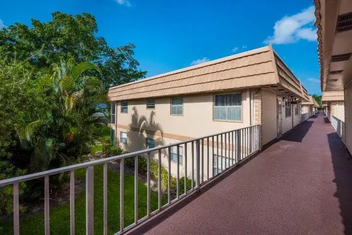 657 Brittany N, Delray Beach FL 33446 photo 2