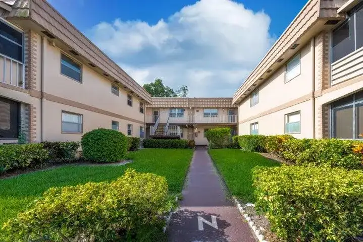 657 Brittany N, Delray Beach FL 33446 photo 2