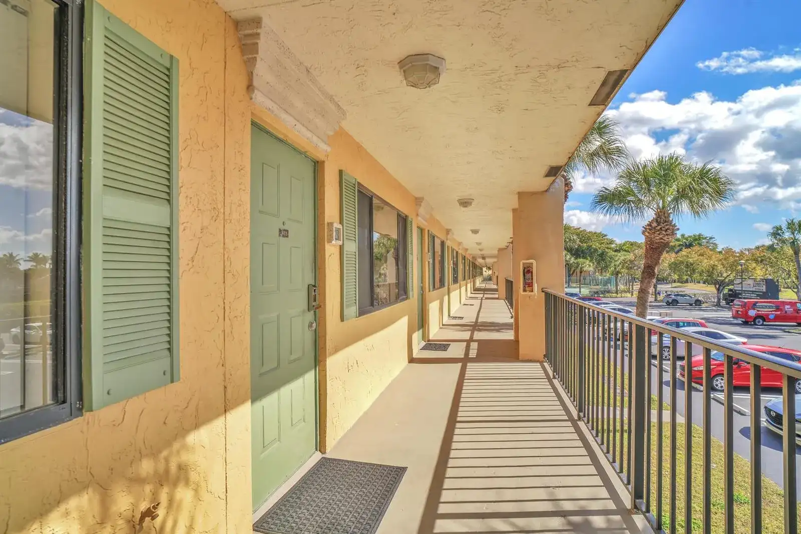 1423 Meadows Circle W, Boynton Beach FL 33436 photo 2