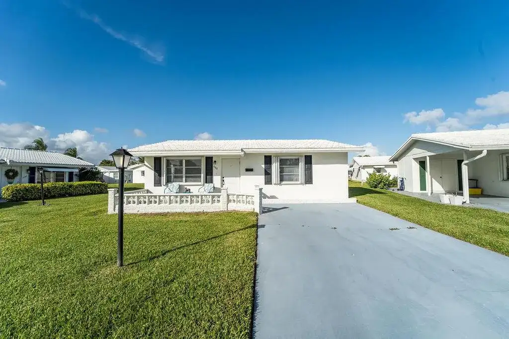 688 SW Lake Court, Boynton Beach FL 33426 photo 2