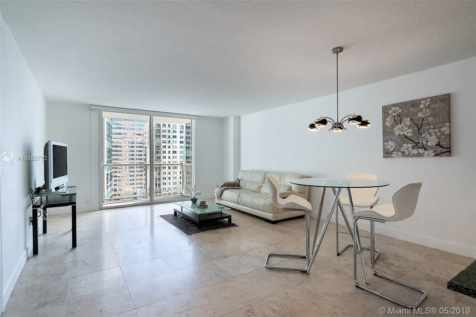 1 bedroom 1 bath Residential Lease for rent at 1200 Brickell Bay Dr # 2704, Miami FL 33131