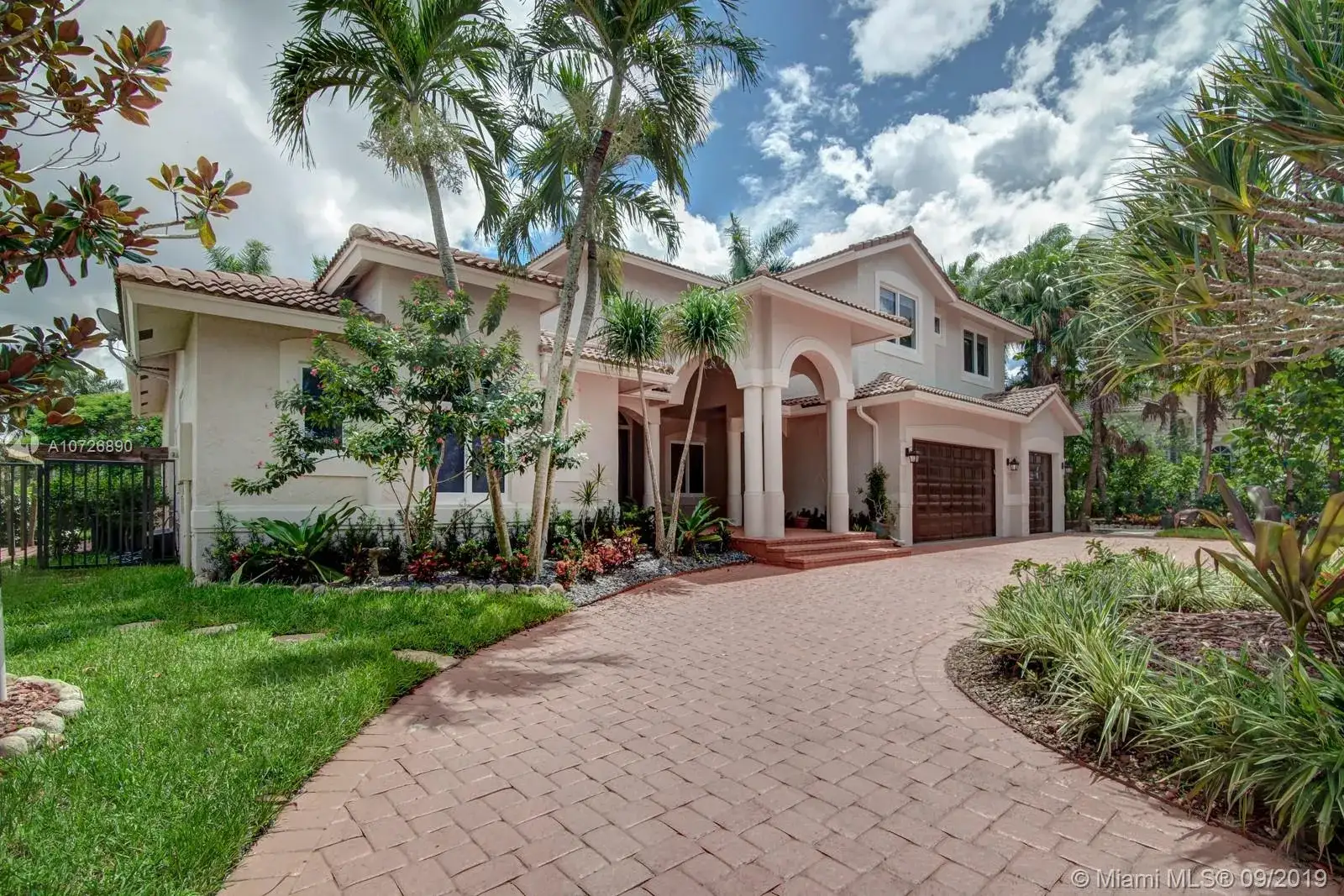 6 bedroom 4 bath Residential for sale at 2481 Provence Cir, Weston FL 33327