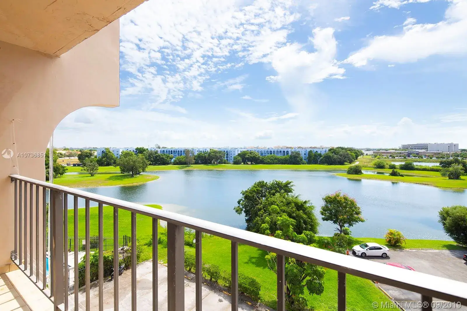 1 bedroom 1 bath Residential for sale at 9682 Fontainebleau Blvd # 602, Miami FL 33172