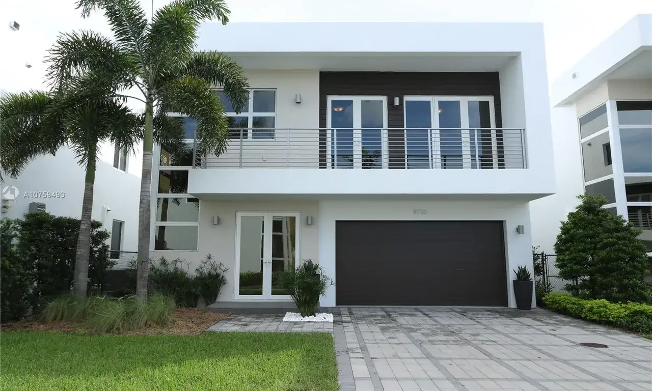 5 bedroom 4 bath Residential for sale at 9710 NW 74th Ter, Doral FL 33178