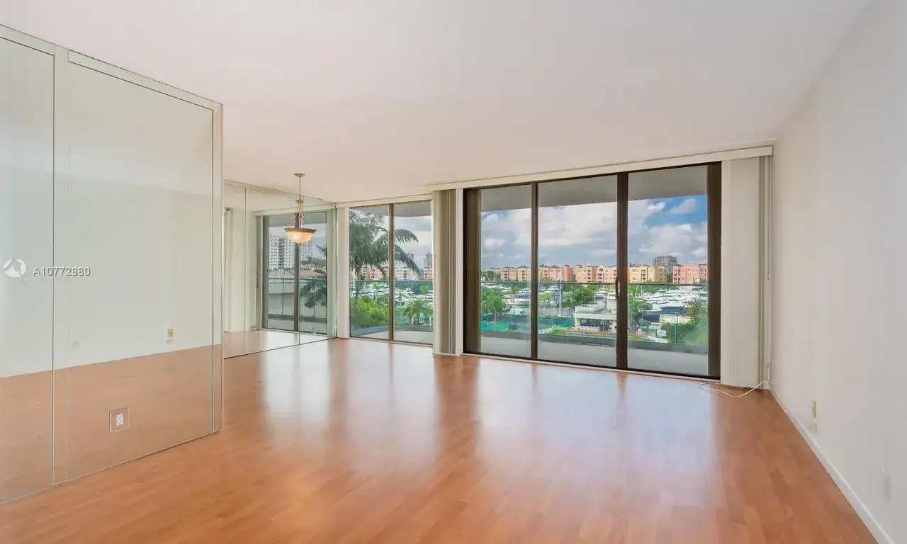 1 bedroom 1 bath Residential Lease for rent at 19707 Turnberry Way # 5C, Aventura FL 33180