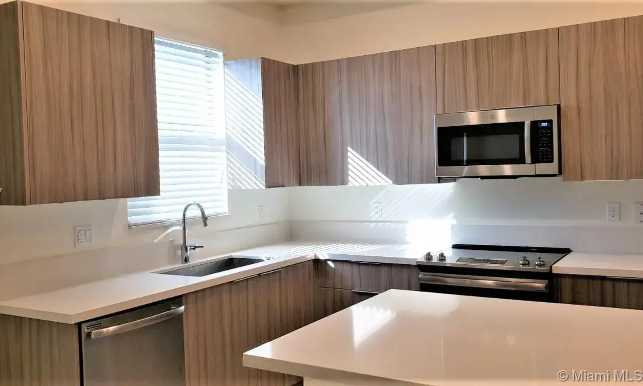 3 bedroom 2 bath Residential for sale at 10455 NW 82nd St # 33, Doral FL 33178
