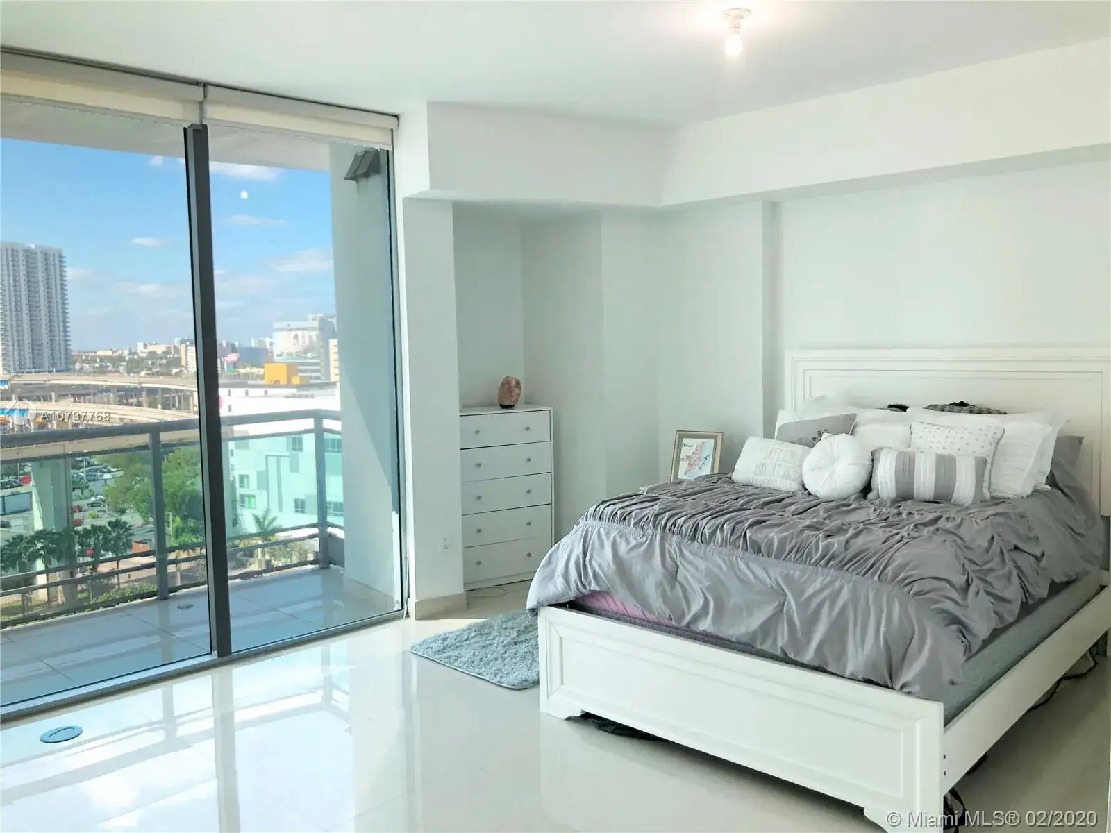 1 bedroom 1 bath Residential for sale at 350 S Miami Ave # 1215, Miami FL 33130