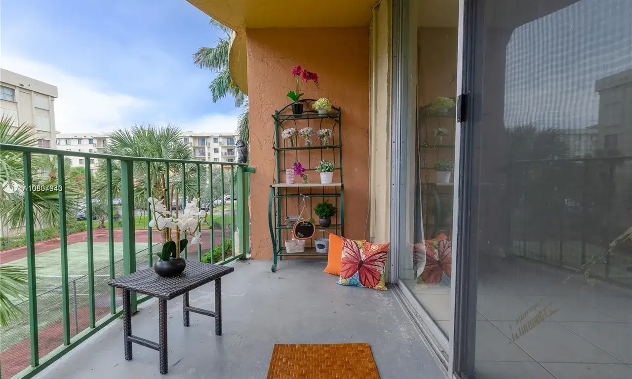 1 bedroom 1 bath Residential for sale at 9310 Fontainebleau Blvd # 309, Miami FL 33172