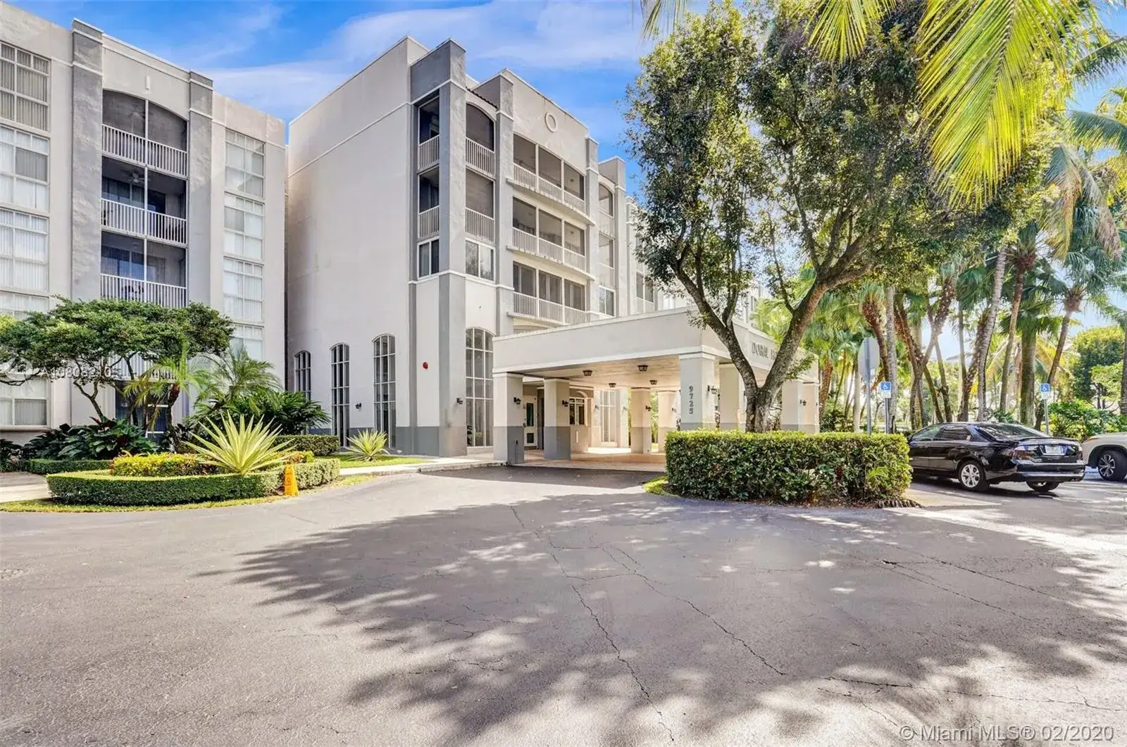 3 bedroom 2 bath Residential for sale at 9725 NW 52nd St # 522, Doral FL 33178