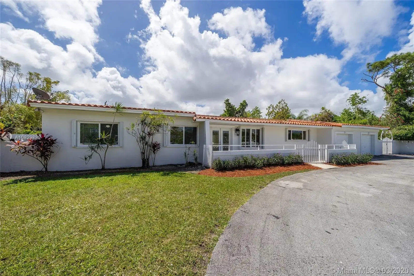 5 bedroom 4 bath Residential for sale at 9260 SW 164th St, Palmetto Bay FL 33157