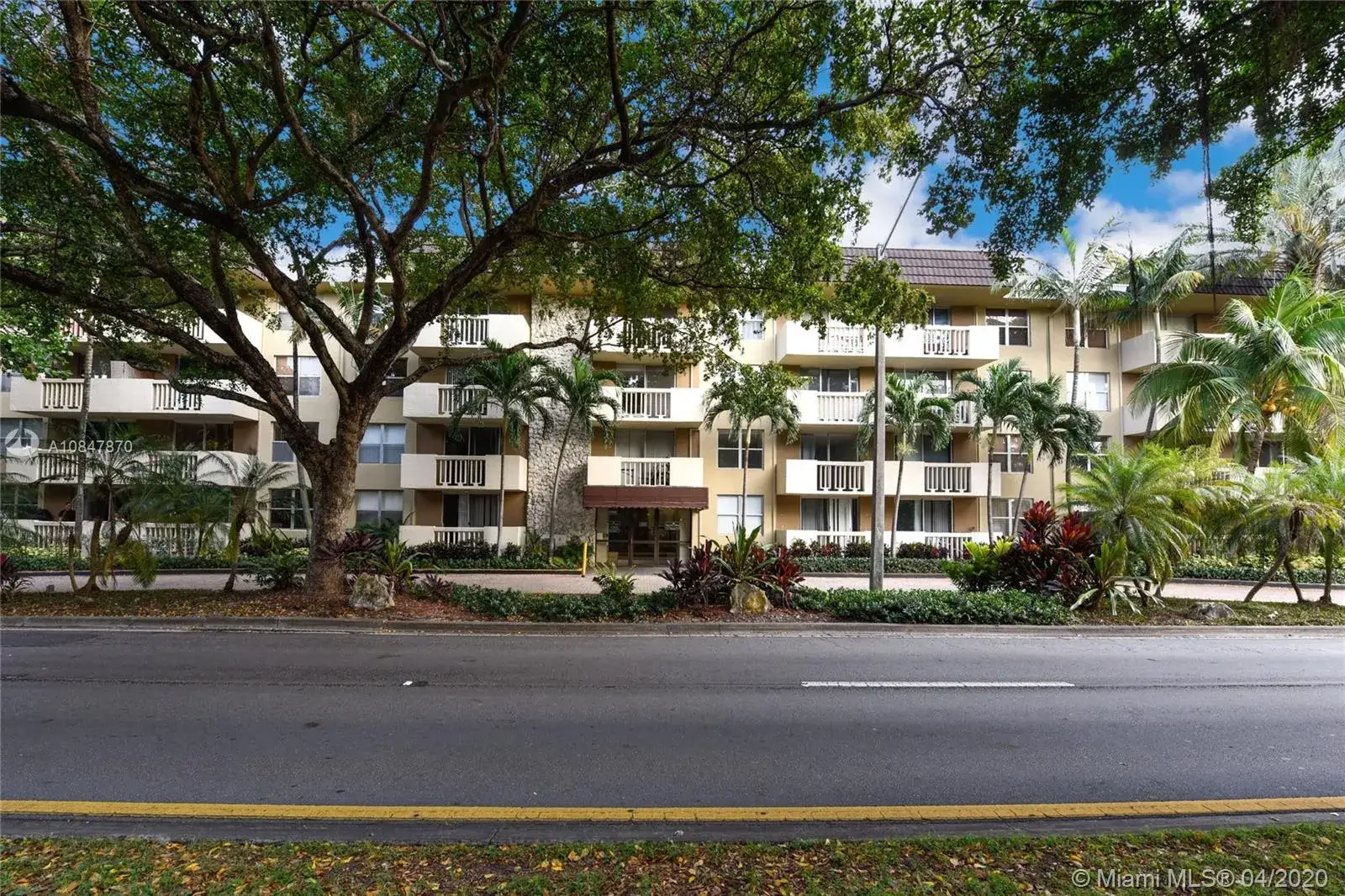 2 bedroom 2 bath Residential for sale at 1800 Sans Souci Blvd # 303, North Miami FL 33181