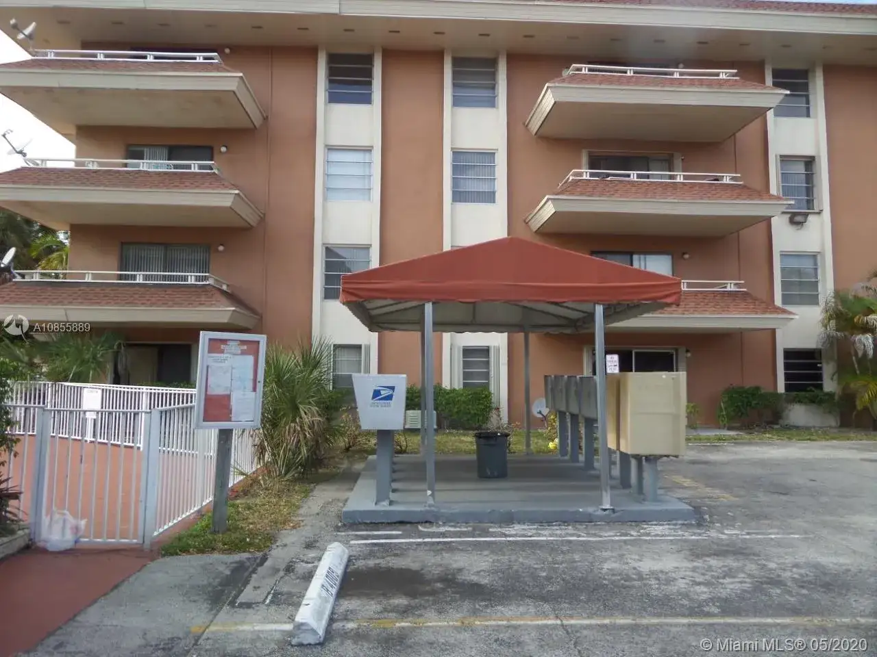 1 bedroom 1 bath Residential for sale at 17530 NW 68th Ave # C4002, Hialeah FL 33015
