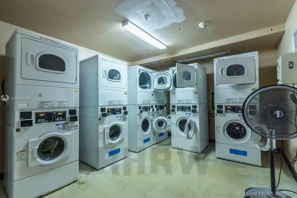 1 bedroom 1 bath Residential Lease for rent at 1720 Harrison St # 15E, Hollywood FL 33020