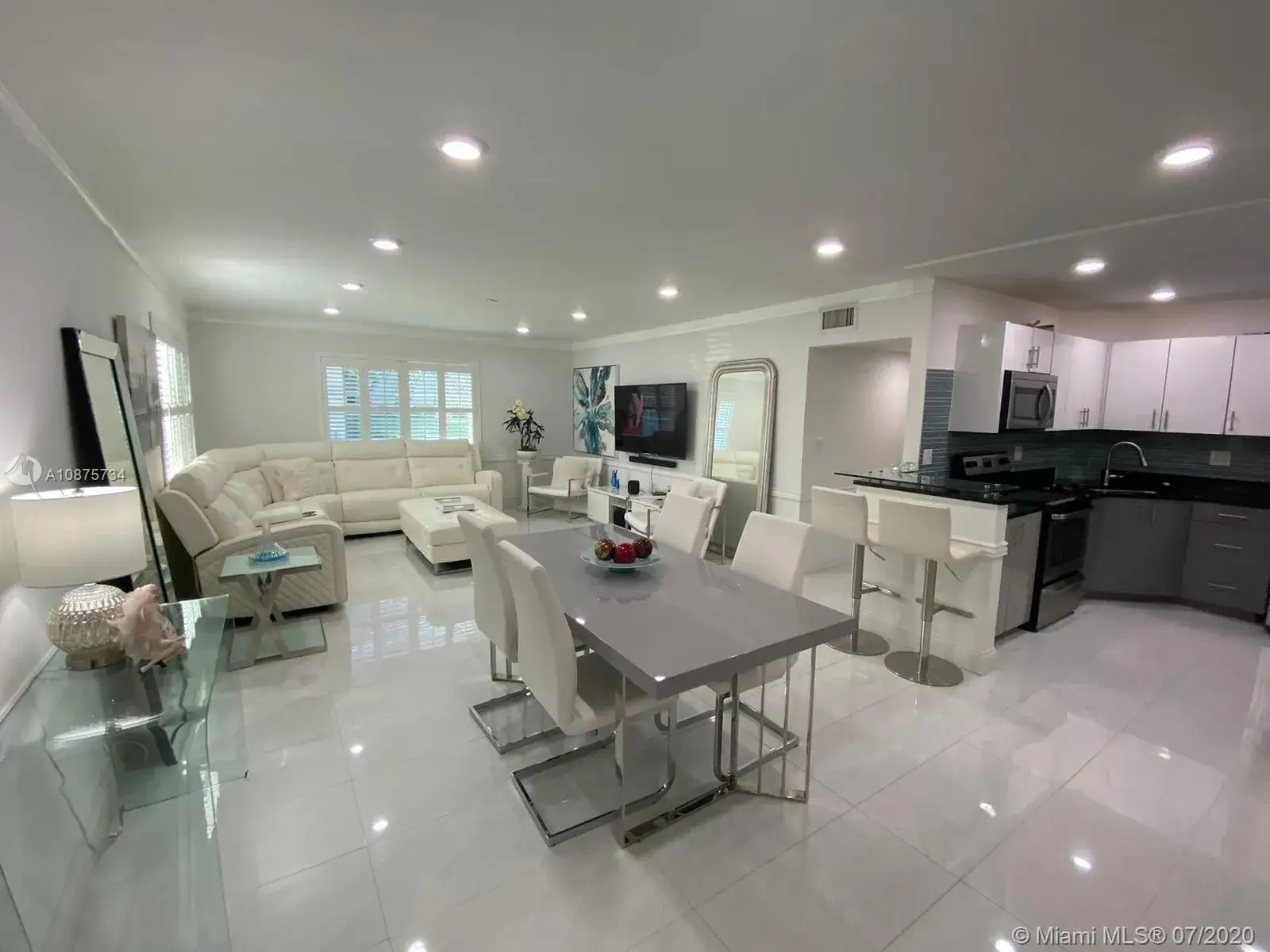 2 bedroom 2 bath Residential Lease for rent at 9 NE 19th Ct # 118C, Wilton Manors FL 33305