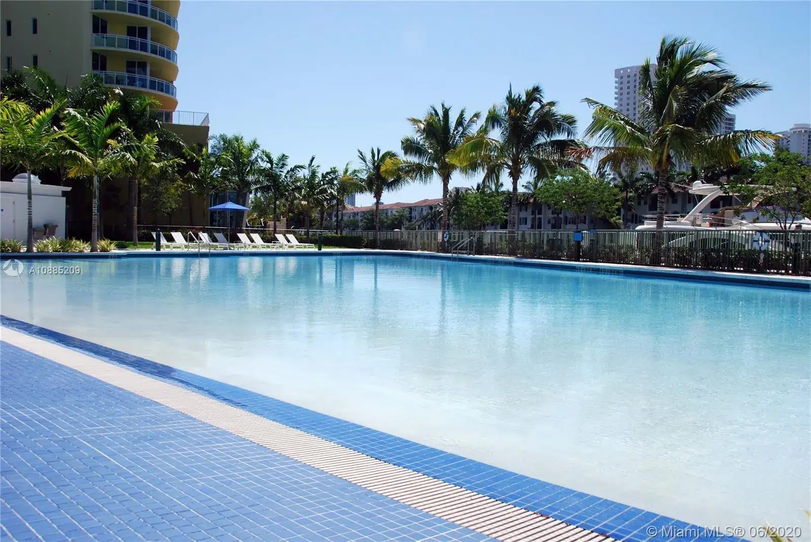 2 bedroom 3 bath Residential for sale at 2950 NE 188th St # 143, Aventura FL 33180