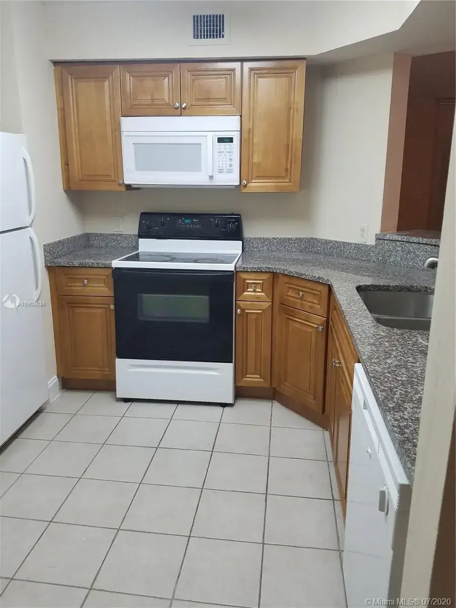 1 bedroom 1 bath Residential for sale at 3473 NW 44th St # 102, Oakland Park FL 33309