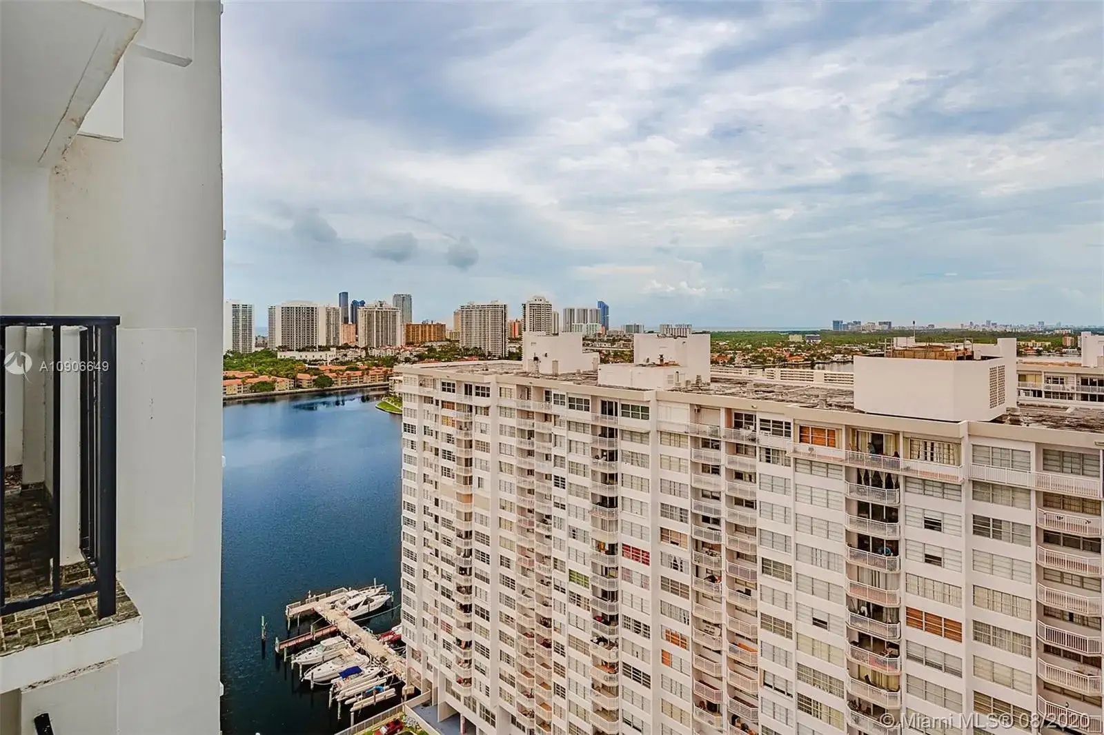 1 bedroom 1 bath Residential for sale at 2750 NE 183rd St # 2412, Aventura FL 33160
