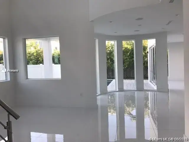 5 bedroom 5 bath Residential for sale at 10445 NW 68th Ter, Doral FL 33178