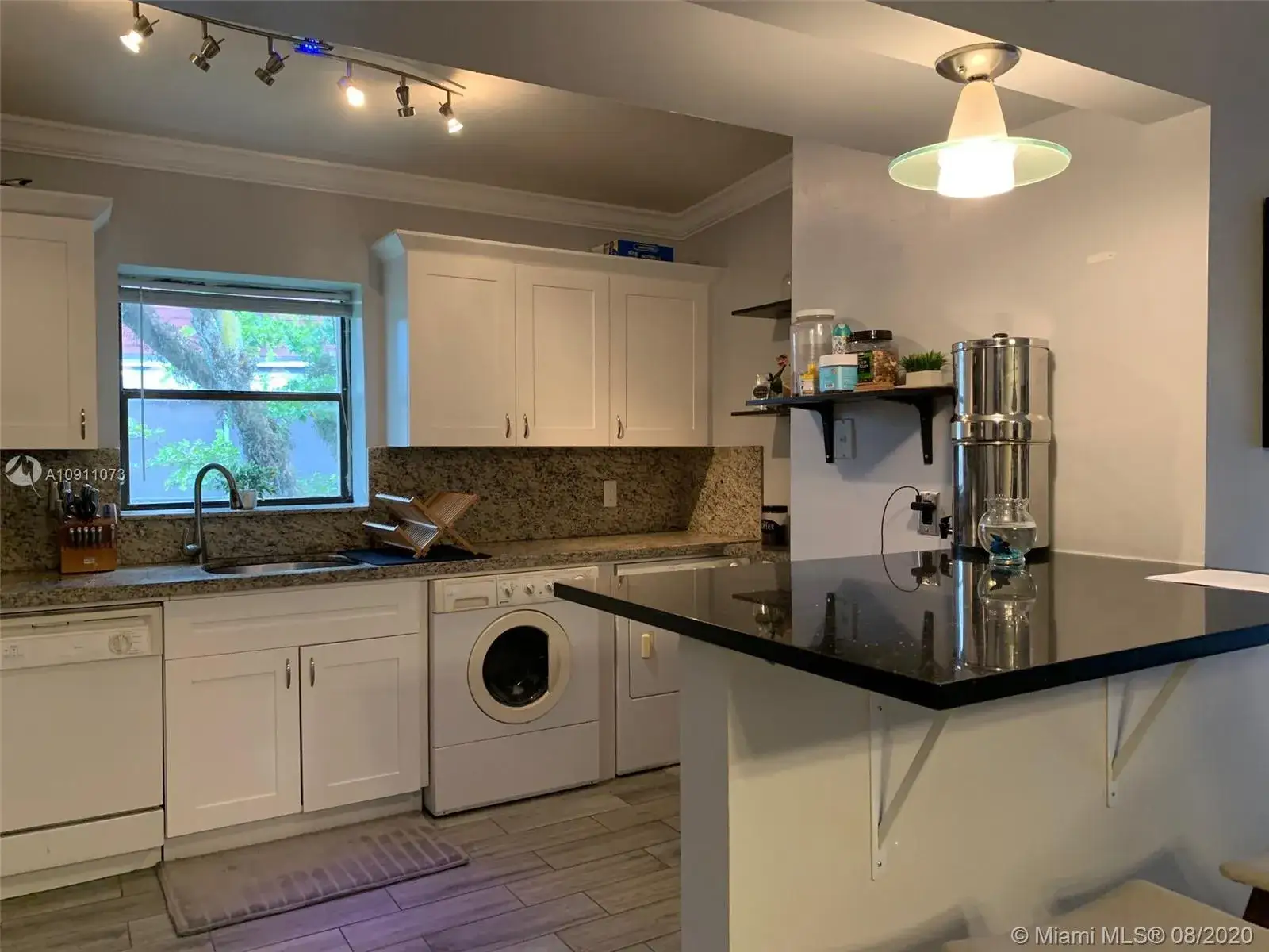 2 bedroom 1 bath Residential Lease for rent at 301 N Pine Island Rd # 215, Plantation FL 33324