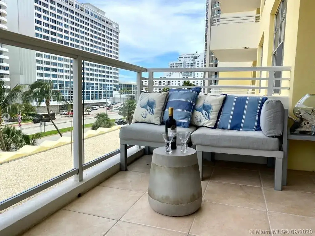 2 bedroom 2 bath Residential for sale at 5600 Collins Ave # 5C, Miami Beach FL 33140