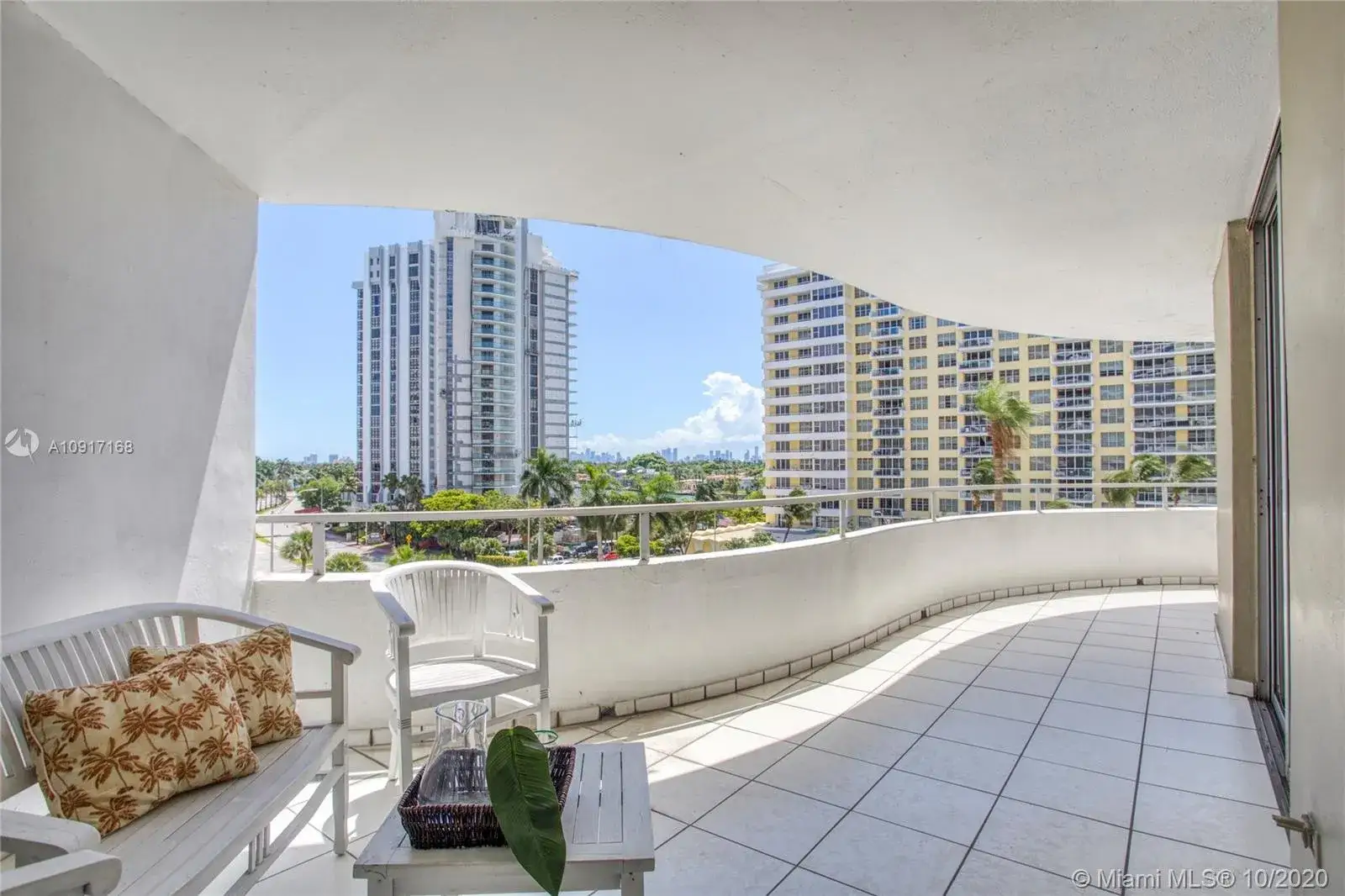 1 bedroom 1 bath Residential Lease for rent at 5555 Collins Ave # 6A, Miami Beach FL 33140