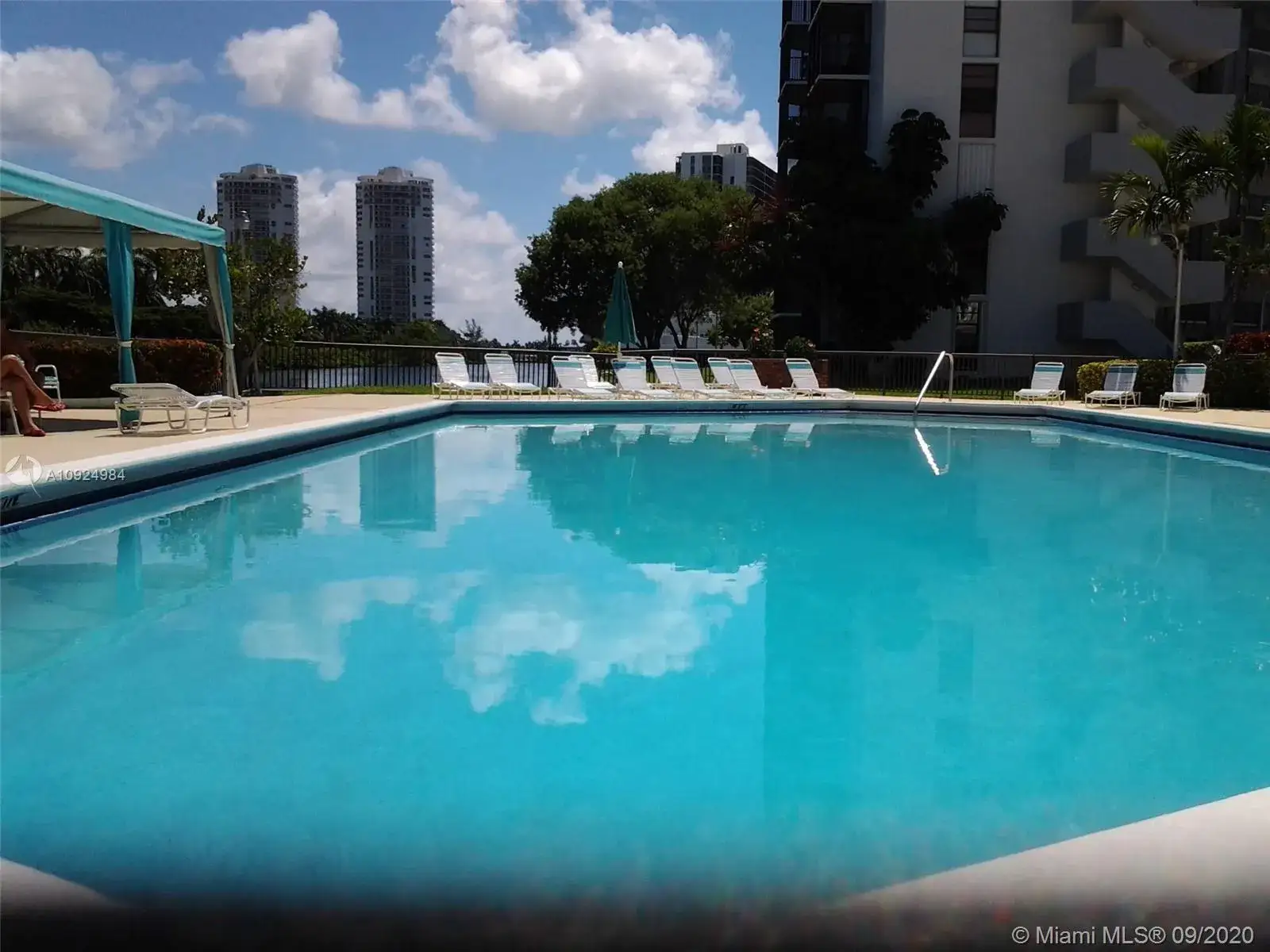 1 bedroom 1 bath Residential for sale at 3475 N Country Club Dr # 609, Aventura FL 33180