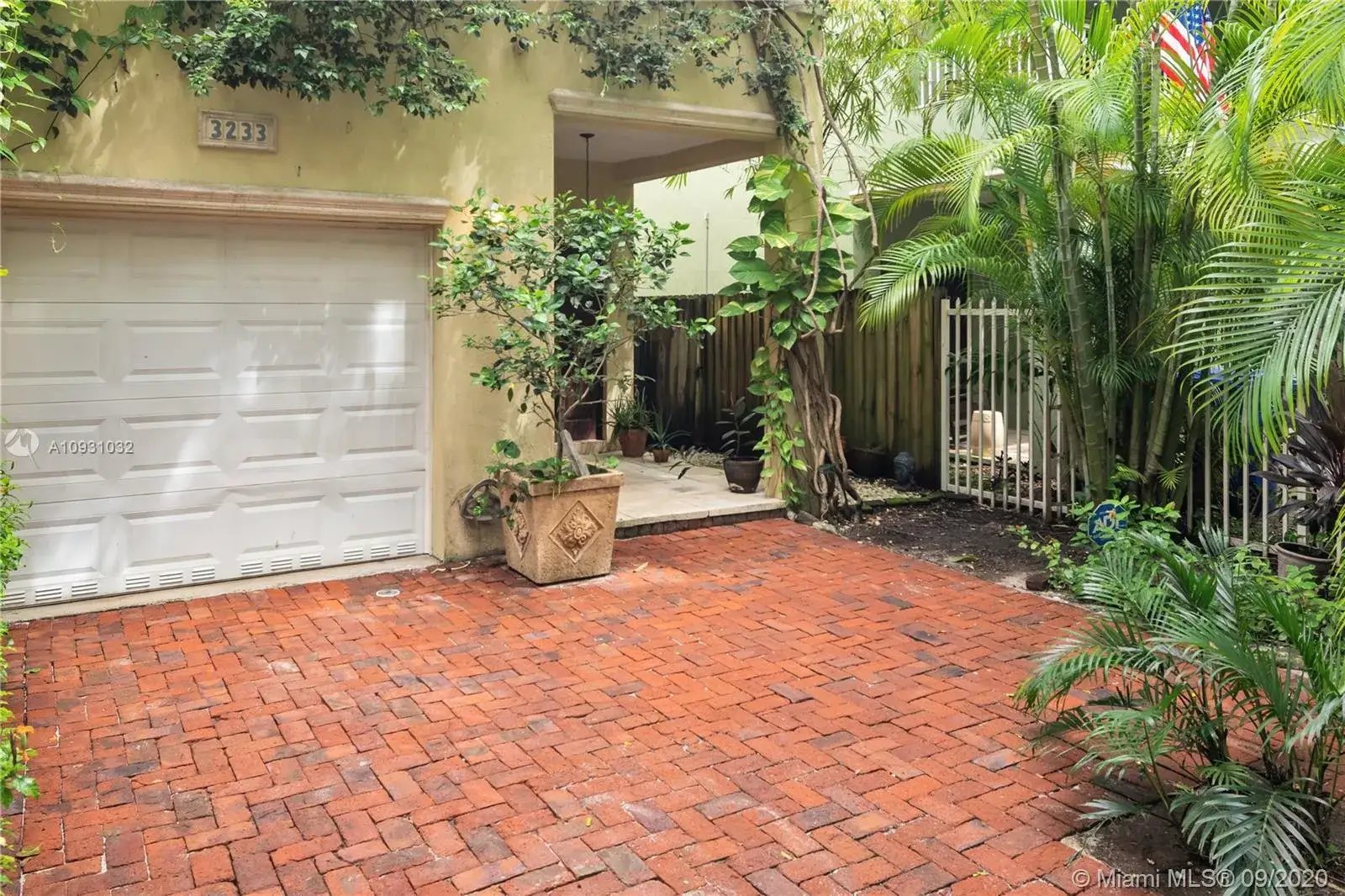 3 bedroom 2 bath Residential for sale at 3233 Gifford Ln # 3233, Coconut Grove FL 33133