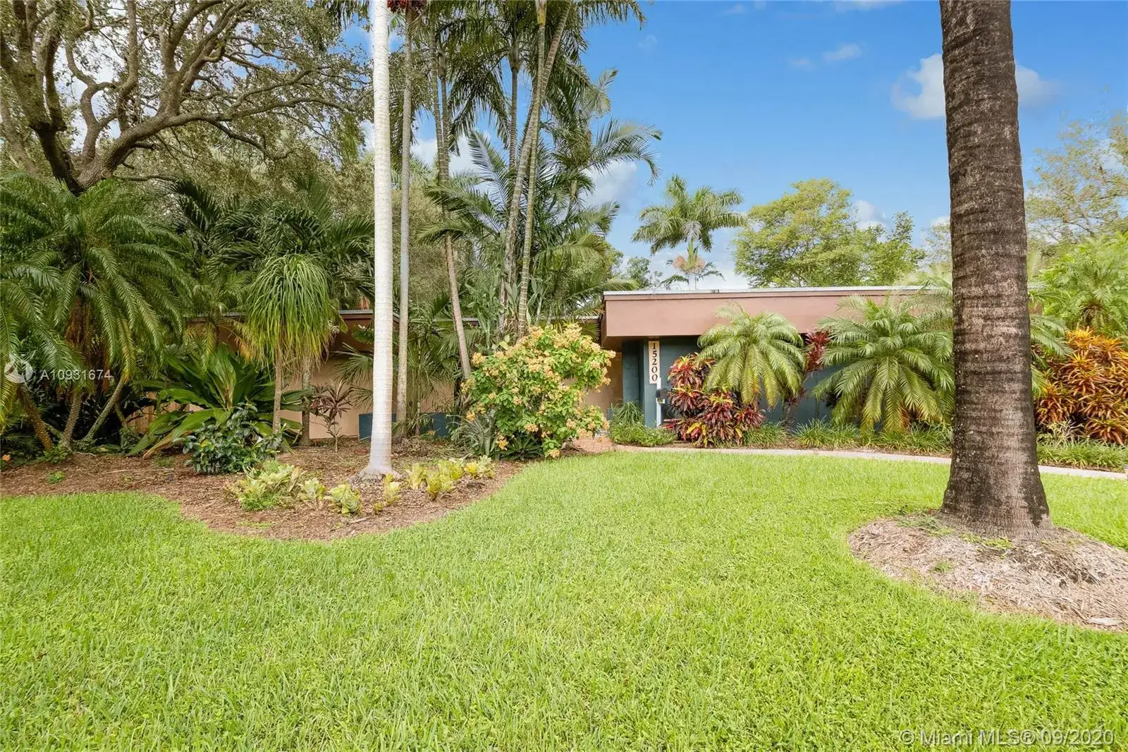 4 bedroom 3 bath Residential for sale at 15200 SW 81st Ave, Palmetto Bay FL 33157