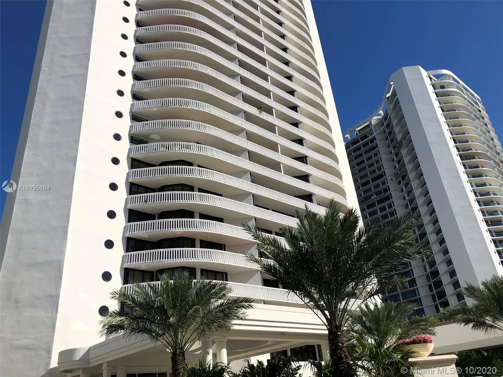 2 bedroom 2 bath Residential for sale at 3000 Island Blvd # 402, Aventura FL 33160