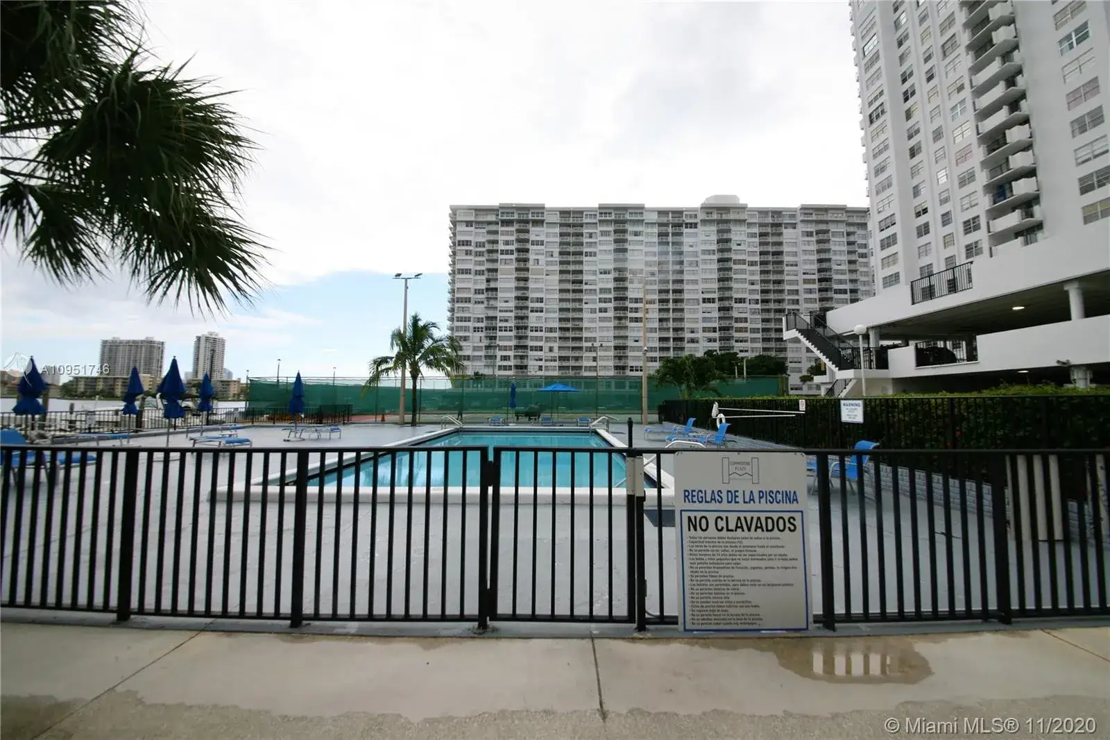 2 bedroom 2 bath Residential for sale at 2750 NE 183rd St # 2304, Aventura FL 33160
