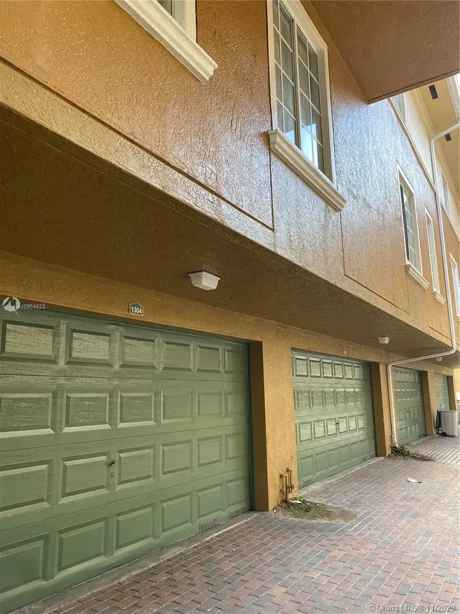 3 bedroom 2 bath Residential for sale at 2941 NE 185th St # 1304, Aventura FL 33180