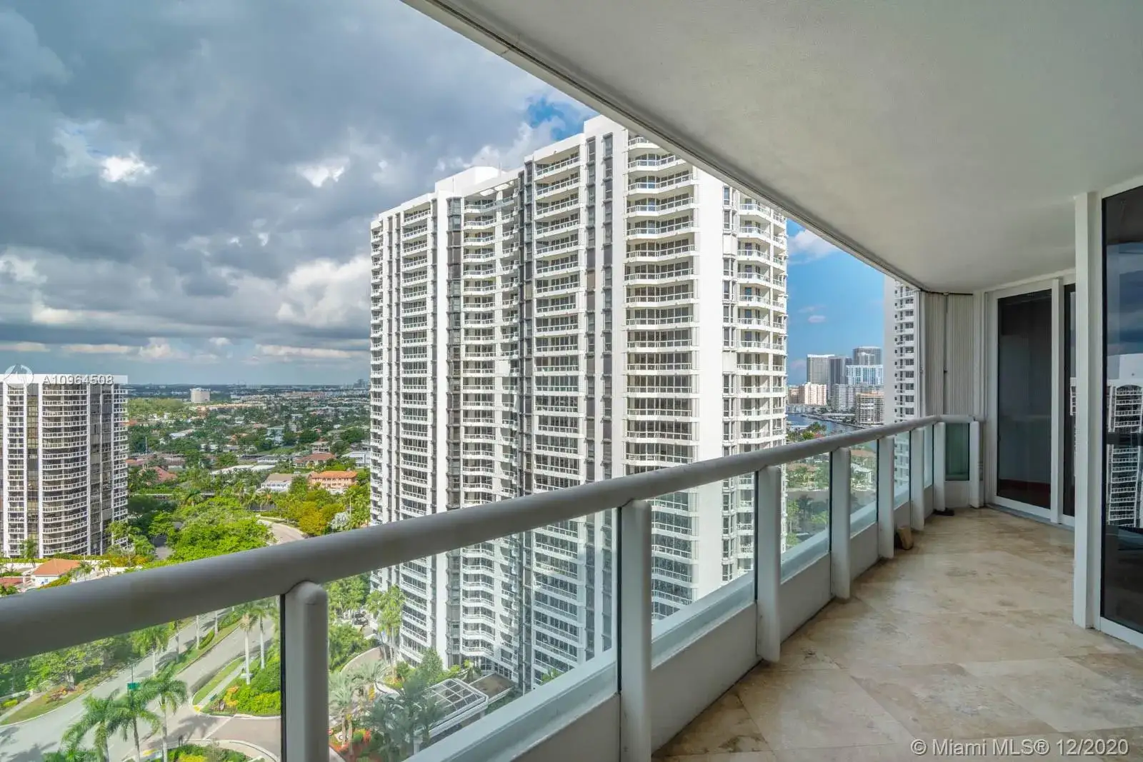 2 bedroom 2 bath Residential for sale at 21055 Yacht Club Dr # 2104, Aventura FL 33180