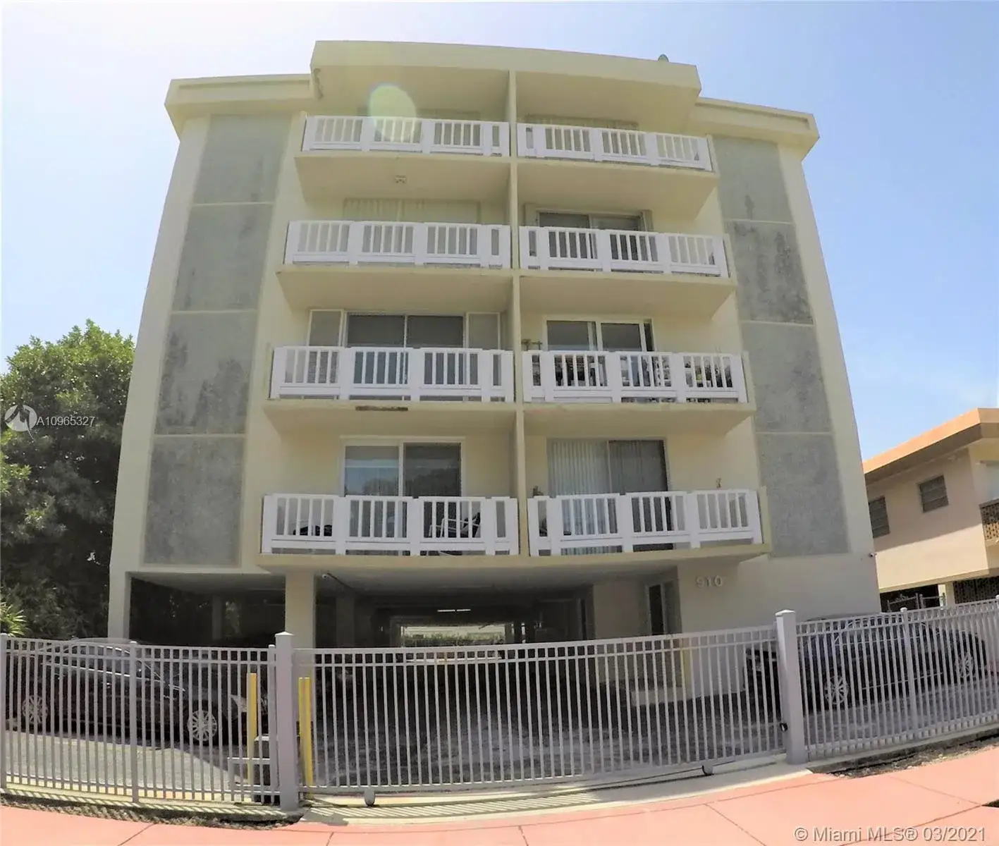 1 bedroom 1 bath Residential for sale at 910 Michigan Ave # 403, Miami Beach FL 33139