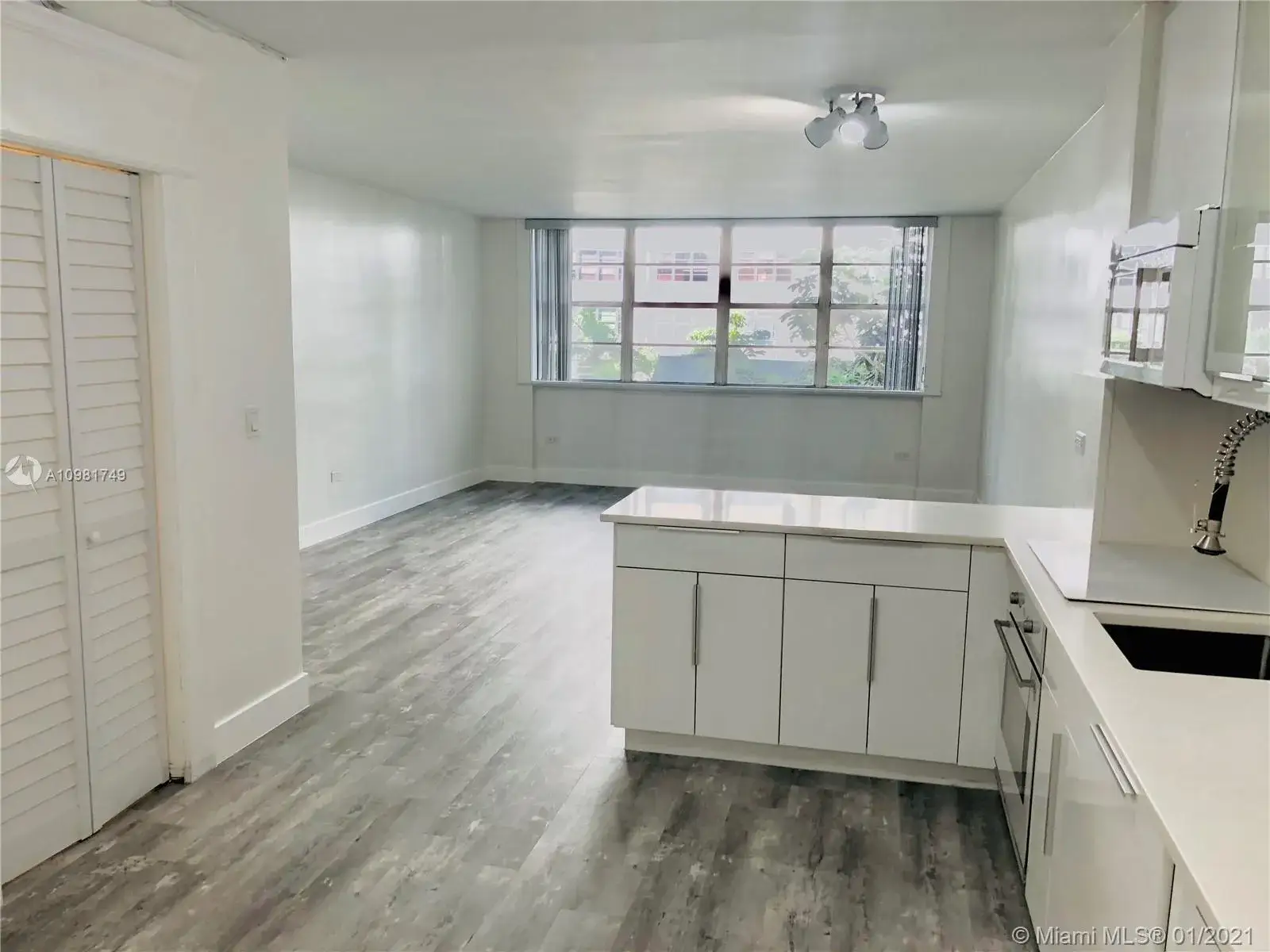 1 bath Residential Lease for rent at 999 Brickell Bay Dr # 306, Miami FL 33131
