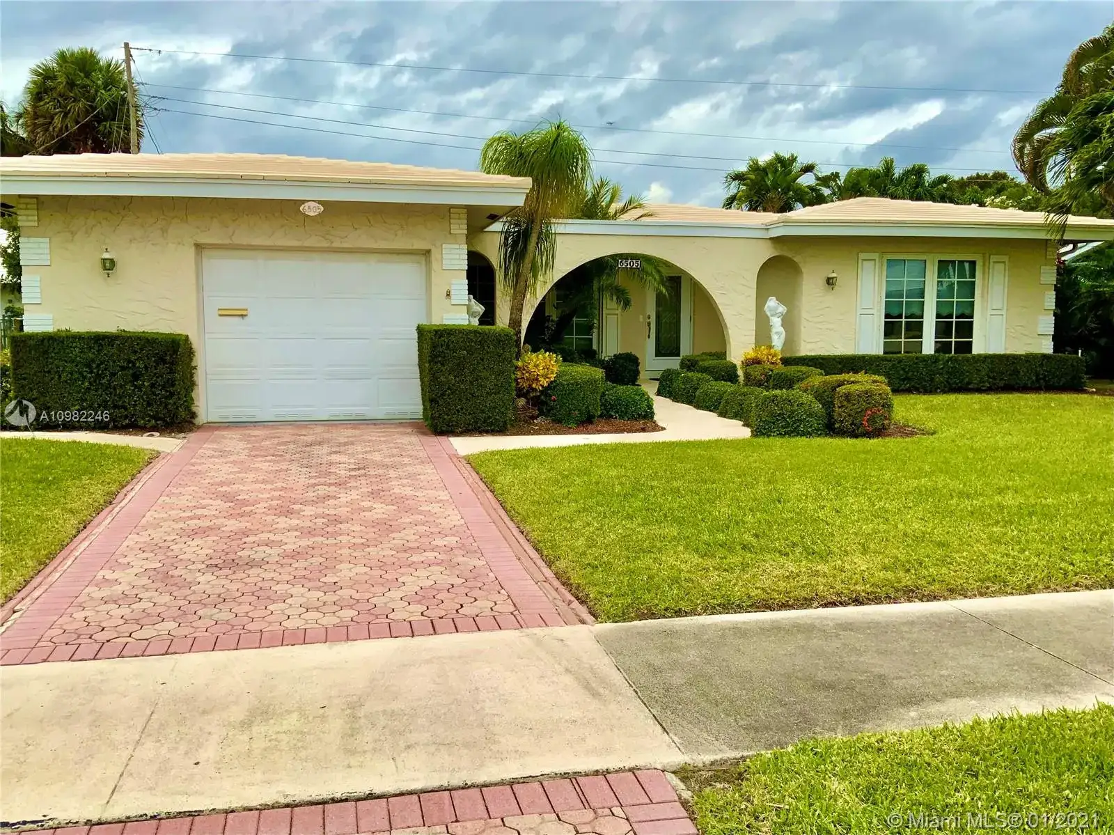 3 bedroom 2 bath Residential for sale at 6505 NE 21st Ter, Fort Lauderdale FL 33308