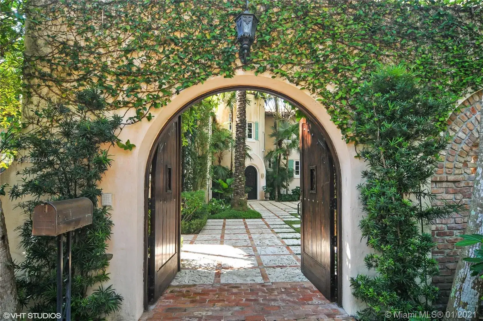 6 bedroom 6 bath Residential for sale at 3467 N Moorings Way, Coconut Grove FL 33133