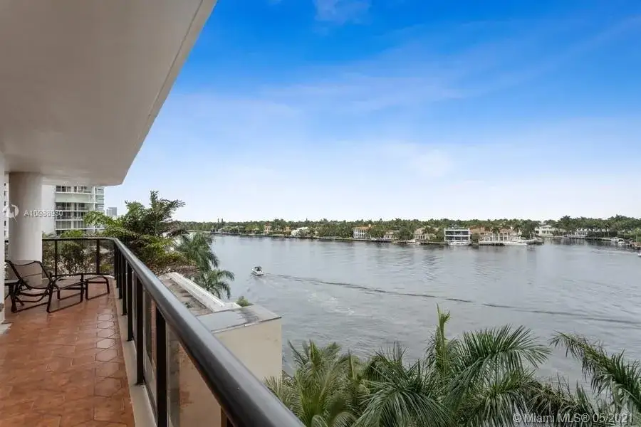 3 bedroom 2 bath Residential for sale at 19667 Turnberry Way # 5J, Aventura FL 33180
