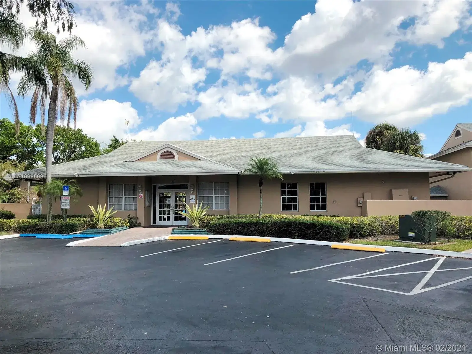 3 bedroom 2 bath Residential Lease for rent at 2001 NW 96th Ter # 10L, Pembroke Pines FL 33024