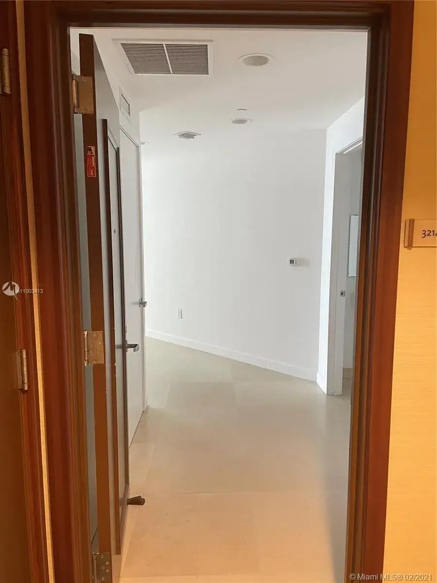 2 bedroom 2 bath Residential Lease for rent at 1050 Brickell Ave # 3214, Miami FL 33131