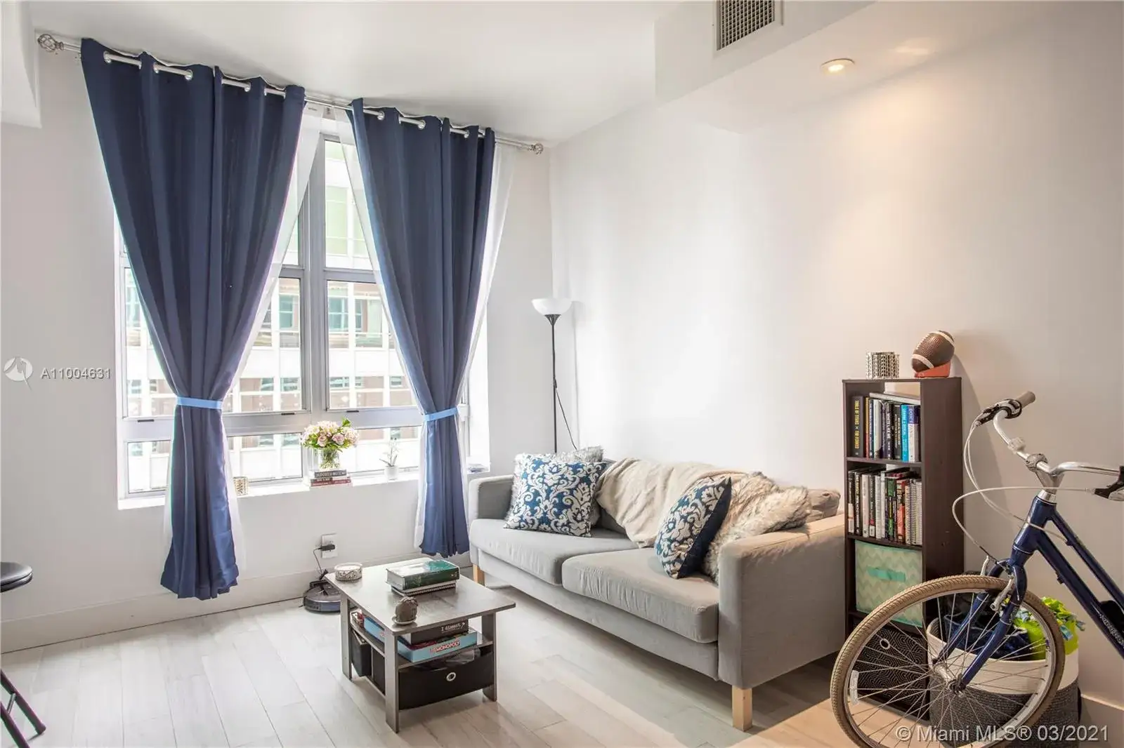 1 bedroom 1 bath Residential Lease for rent at 111 E Flagler St # 902, Miami FL 33131