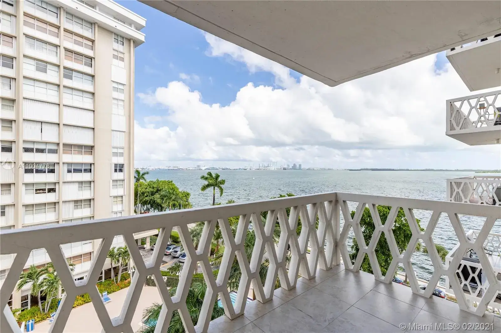 1 bedroom 1 bath Residential for sale at 1430 Brickell Bay Dr # 703, Miami FL 33131