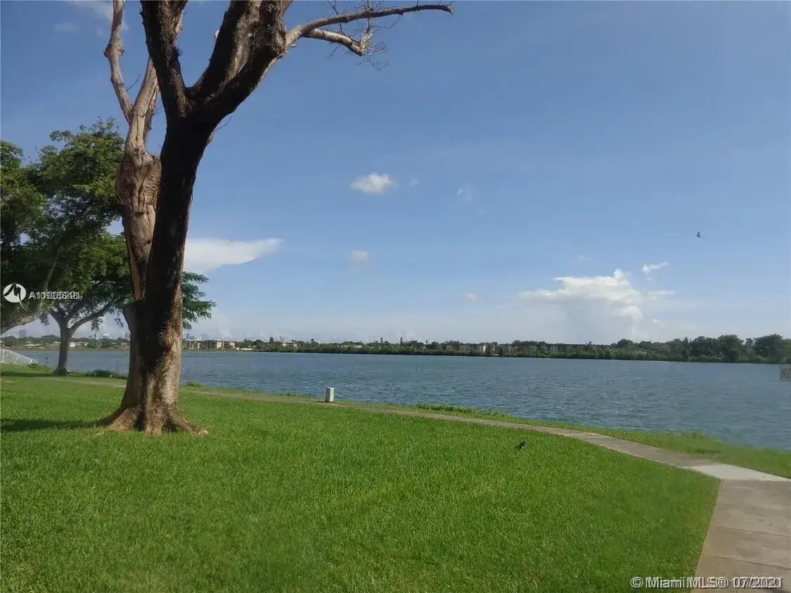 2 bedroom 2 bath Residential for sale at 20850 San Simeon Way # 5, Miami FL 33179