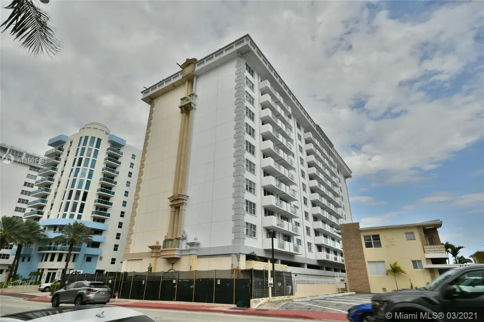 1 bedroom 1 bath Residential for sale at 9195 Collins Ave # 811, Surfside FL 33154