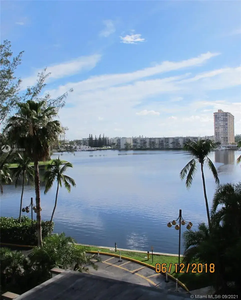 1 bedroom 1 bath Residential for sale at 18151 NE 31st Ct # 505, Aventura FL 33160