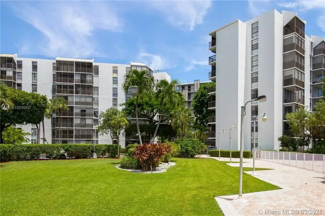 2 bedroom 2 bath Residential for sale at 20500 W Country Club Dr # 512, Aventura FL 33180